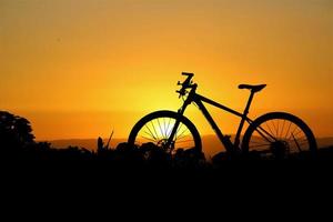 silueta de bicicleta de montaña en una hermosa vista. concepto de ciclismo y aventura foto