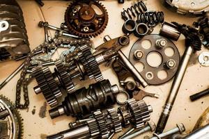 partes de un motor de motocicleta removidas para mantenimiento. concepto de mantenimiento del motor foto