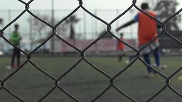 voetbalwedstrijd voetbal achter het hek video