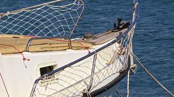 rede de barco de pesca e imagens do mar azul.