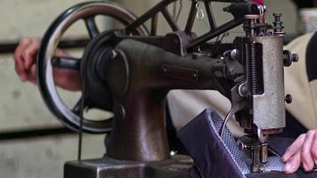 sastre cose pantalones en las imágenes de la máquina de coser. video