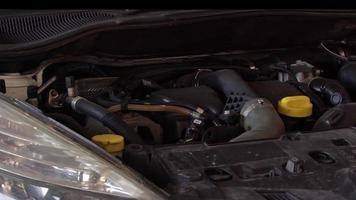 dolly shot van onderdelen in de motorruimte van een auto. video