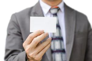 hombre de negocios en traje que muestra su tarjeta de visita sobre fondo blanco foto