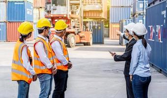 reunión y capacitación del equipo de trabajadores, concepto de importación de contenedores comerciales de logística y transporte, el supervisor se reúne con un equipo de ingenieros sobre qué hacer hoy foto