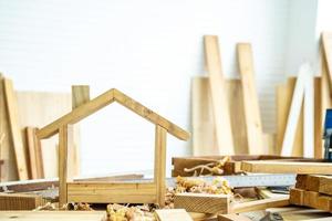 proyecto de bricolaje en el concepto de hogar, casa hecha de madera con herramientas artesanales en el banco de trabajo. mesa para hacer trabajos de madera hechos a mano en la casa del carpintero. foto