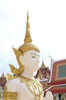 estatua del ángulo del arte nativo tailandés en el templo, tailandia. foto