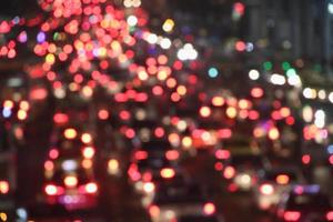 fotografía borrosa, las luces de los autos están en la carretera, atasco de tráfico en bangkok, tailandia. foto