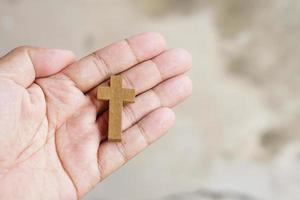 cruz que representa a jesus en la mano humana foto