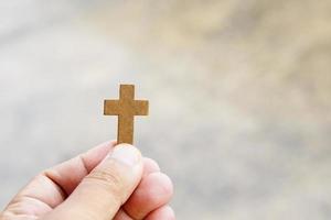 cruz que representa a jesus en la mano humana foto