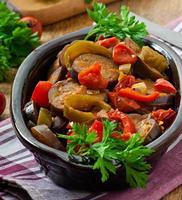 verduras al vapor - berenjenas, pimientos y tomates foto