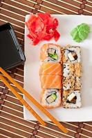 comida japonesa - sushi y sashimi foto