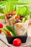 wraps de tortilla con carne y verduras frescas foto