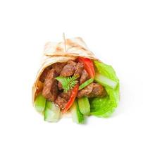 wraps de tortilla con carne y verduras frescas foto