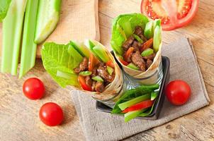 wraps de tortilla con carne y verduras frescas foto