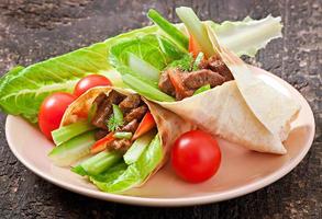 wraps de tortilla con carne y verduras frescas foto