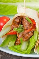 wraps de tortilla con carne y verduras frescas foto