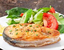 plato de pescado - filete de pescado frito con verduras foto