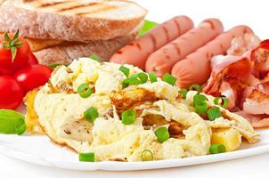desayuno inglés - huevos revueltos, tocino, salchichas y tostadas