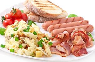 desayuno inglés - huevos revueltos, tocino, salchichas y tostadas