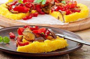 polenta con verduras - pizza de sémola de maíz con tomate y berenjena foto