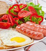 desayuno inglés - salchichas, huevos, frijoles y ensalada