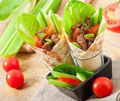 wraps de tortilla con carne y verduras frescas foto