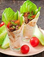 wraps de tortilla con carne y verduras frescas foto