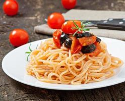 Spaghetti with tomato and olives