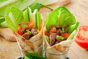 wraps de tortilla con carne y verduras frescas foto