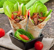 wraps de tortilla con carne y verduras frescas foto