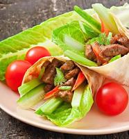 wraps de tortilla con carne y verduras frescas foto