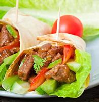wraps de tortilla con carne y verduras frescas foto