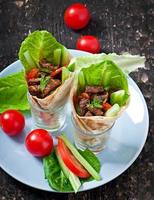 wraps de tortilla con carne y verduras frescas foto