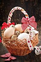 huevos de Pascua y cesta sobre un fondo de madera