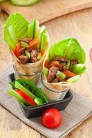 wraps de tortilla con carne y verduras frescas foto