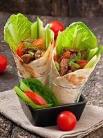wraps de tortilla con carne y verduras frescas foto