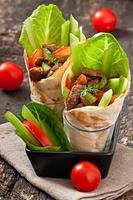 wraps de tortilla con carne y verduras frescas foto