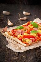 pizza con jamón, pimiento y aceitunas