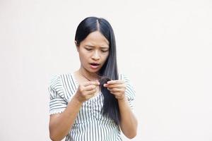 Las mujeres asiáticas se sorprenden cuando ven las puntas abiertas del cabello. foto