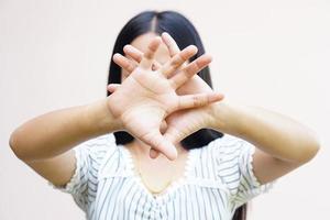 mujer levantó la mano para disuadir, campaña para detener la violencia contra las mujeres foto