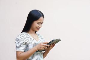 mujer de negocios mirando un monitor de computadora portátil contenta de tener más ganancias foto