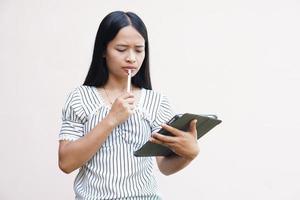 mujer asiática mirando un monitor de computadora portátil y diseñando un plan de negocios