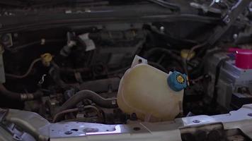 Autoteile sehen die Reparatur in der Werkstatt an video