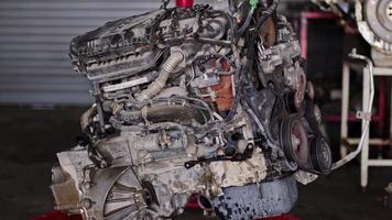 Autoteile sehen die Reparatur in der Werkstatt an video