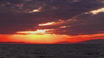 crepúsculo vermelho mar por do sol e ondas do mar ondulações filmagens. video