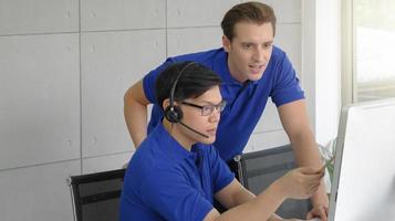 equipo multiétnico de operadores masculinos trabajando juntos para la solución del cliente en la oficina. enfoque selectivo, efecto de luz, espacio de copia. foto