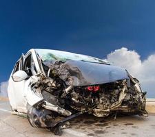 coche destrozado por el cielo delantero foto