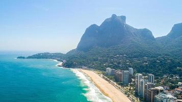 vista aérea de la playa tropical. las olas rompen en la playa tropical de arena amarilla. hermosa playa tropical aérea foto