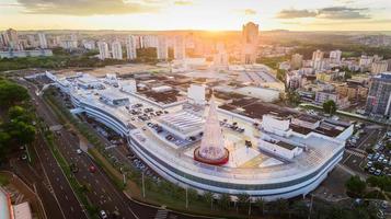 imagen aérea de ribeirao shopping, el centro comercial más grande de la ciudad de ribeirao preto, brasil foto