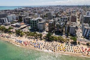 vista aérea de playas en maceio, alagoas, región noreste de brasil. foto